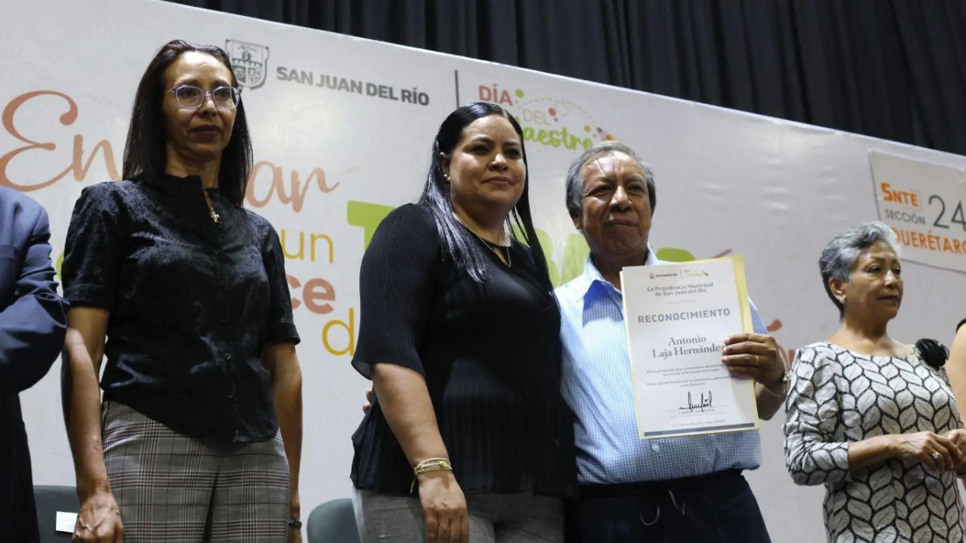 FOTO PRINCIPAL SJR Antonio Laja recibio su reconocimiento por 40 años de servicio